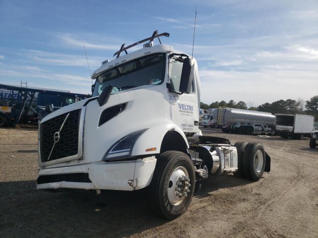 4V4W19DF2LN251950 - 2020 VOLVO VNR WHITE photo 2