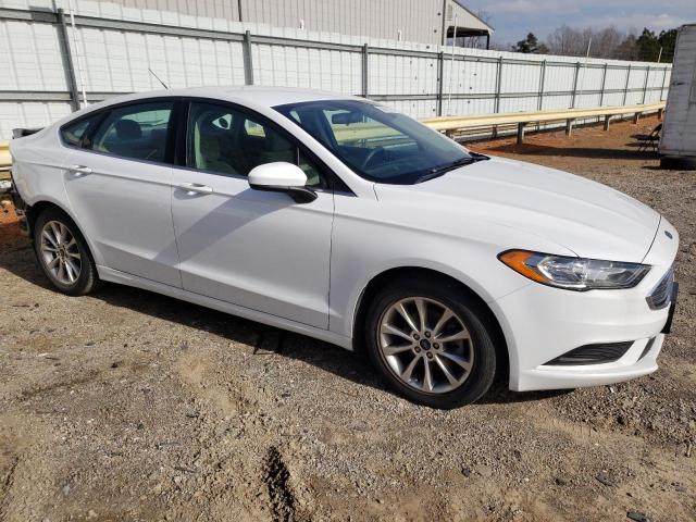 3FA6P0H7XHR104374 - 2017 FORD FUSION SE WHITE photo 4