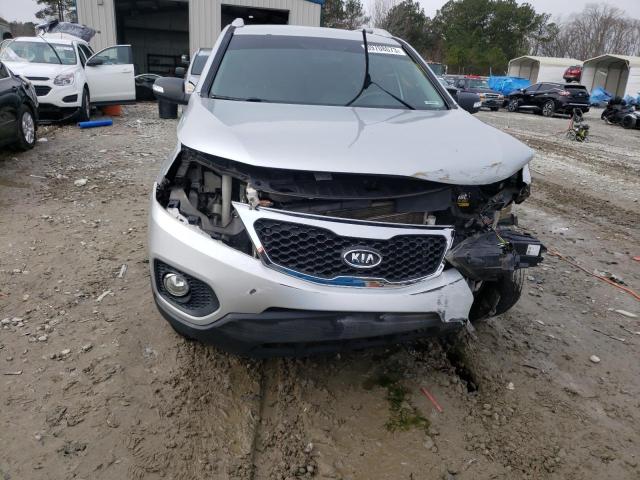 5XYKT3A16BG138650 - 2011 KIA SORENTO BASE SILVER photo 5