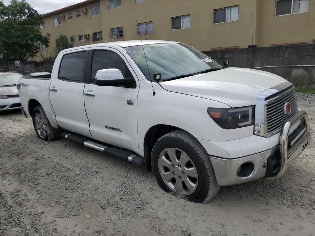 5TFEM5F13AX016953 - 2010 TOYOTA TUNDRA CREWMAX SR5 WHITE photo 4