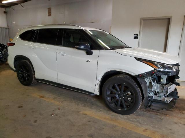 5TDGZRAH5MS533655 - 2021 TOYOTA HIGHLANDER XLE WHITE photo 4