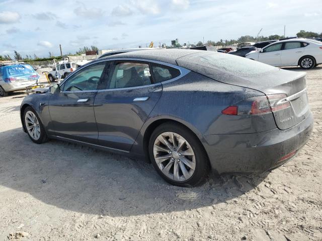 5YJSA1E22HF188426 - 2017 TESLA MODEL S ნაცრისფერი ფოტო 2