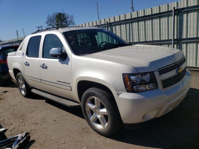 3GNMCGE00DG116866 - 2013 CHEVROLET AVALANCHE LTZ WHITE photo 4