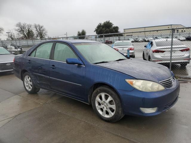 JTDBF30K150163077 - 2005 TOYOTA CAMRY LE BLUE photo 4