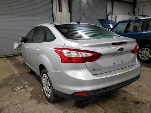 1FAHP3F2XCL381440 - 2012 FORD FOCUS SE SILVER photo 2