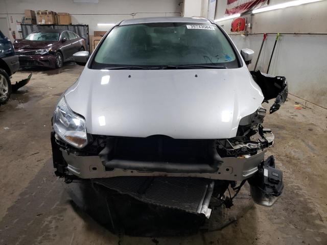 1FAHP3F2XCL381440 - 2012 FORD FOCUS SE SILVER photo 5