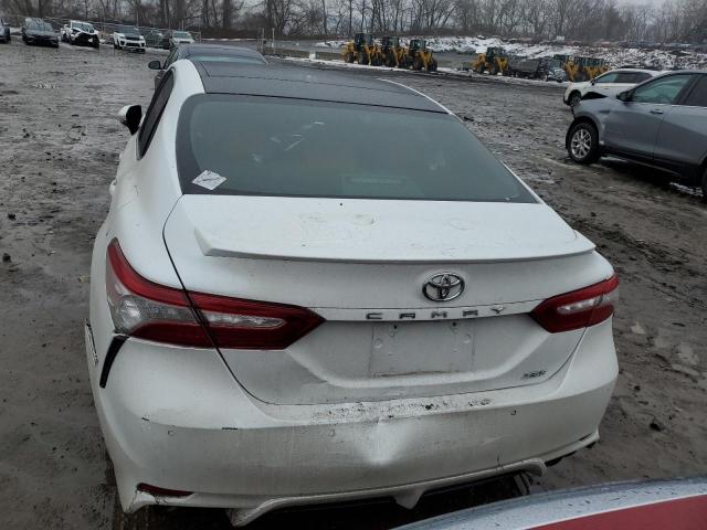 4T1B61HKXJU063762 - 2018 TOYOTA CAMRY XSE WHITE photo 6