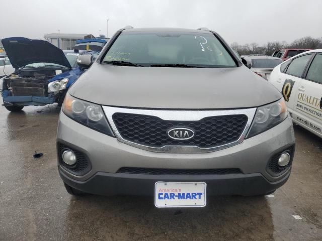 5XYKT3A62DG387512 - 2013 KIA SORENTO LX GRAY photo 5