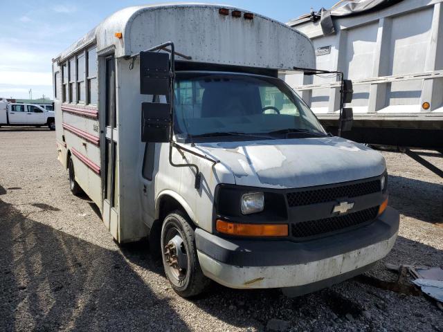 1GBJG31K381204562 - 2008 CHEVROLET EXPRESS G3 WHITE photo 4