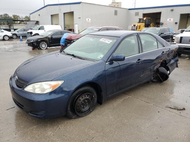 JTDBE32K140272122 - 2004 TOYOTA CAMRY LE BLUE photo 1