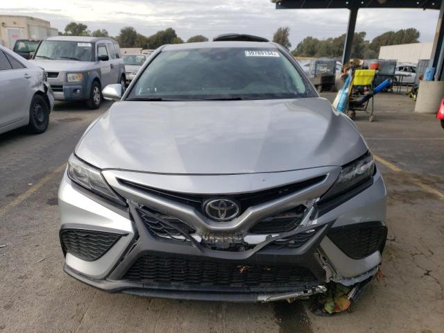 4T1G11AK0PU104987 - 2023 TOYOTA CAMRY SE NIGHT SHADE SILVER photo 5