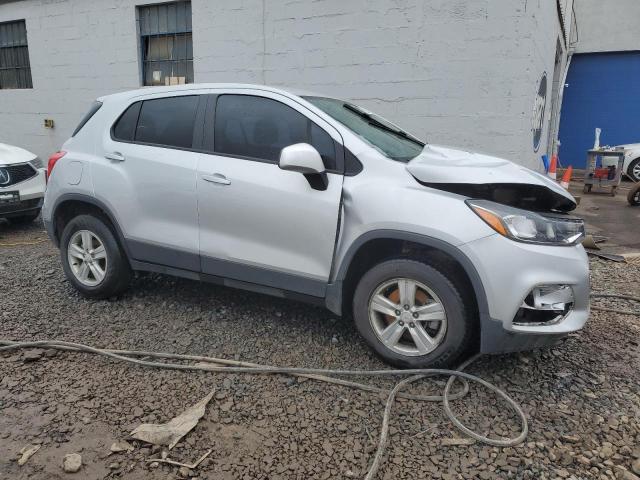 3GNCJNSB3LL129855 - 2020 CHEVROLET TRAX LS SILVER photo 4