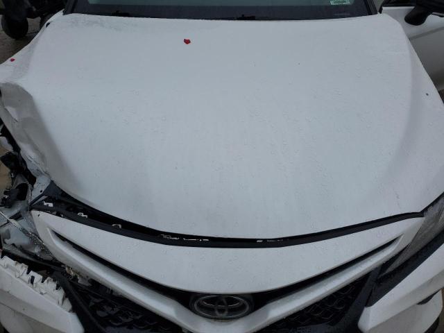 4T1BZ1HK4JU012152 - 2018 TOYOTA CAMRY XSE WHITE photo 11