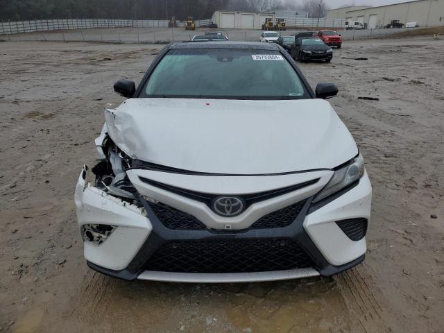 4T1BZ1HK4JU012152 - 2018 TOYOTA CAMRY XSE WHITE photo 5