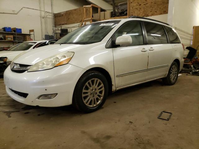 5TDZK22C28S122601 - 2008 TOYOTA SIENNA XLE WHITE photo 1