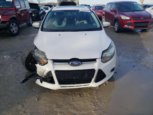 1FADP3N27EL122519 - 2014 FORD FOCUS TITANIUM WHITE photo 5