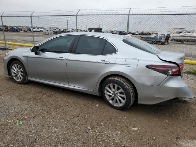 4T1C11AK1NU697237 - 2022 TOYOTA CAMRY LE SILVER photo 2