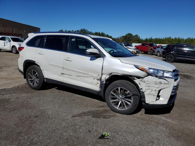 5TDJZRFH2KS930042 - 2019 TOYOTA HIGHLANDER SE WHITE photo 4