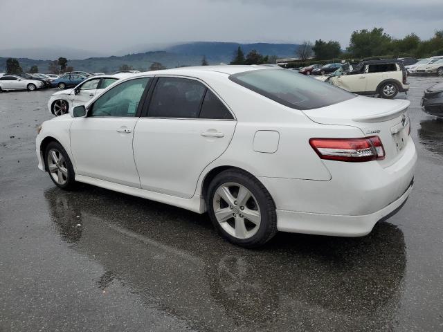 4T1BK3EK3BU628124 - 2011 TOYOTA CAMRY SE WHITE photo 2