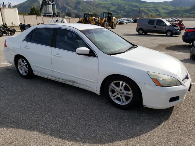 1HGCM56317A205932 - 2007 HONDA ACCORD SE WHITE photo 4