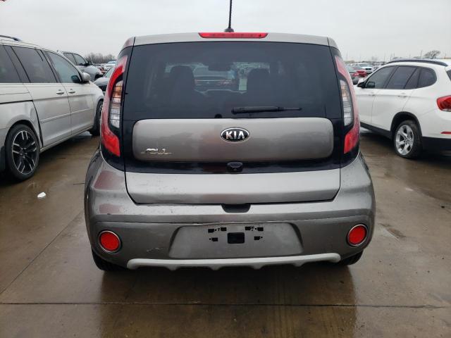 KNDJP3A55K7664994 - 2019 KIA SOUL + GRAY photo 6