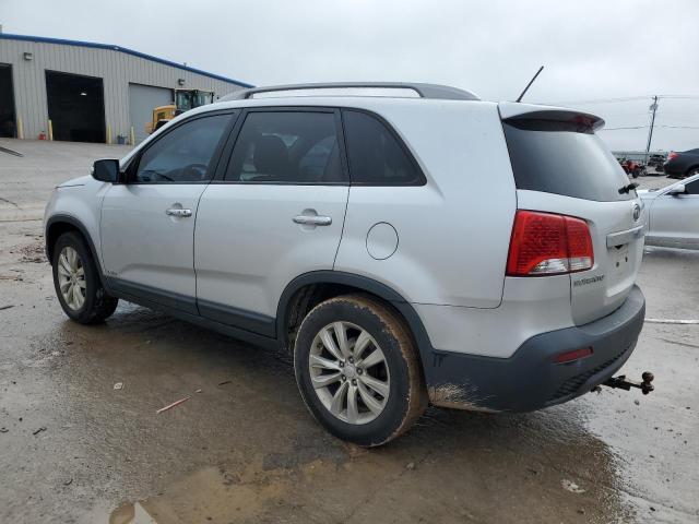 5XYKUDA26BG065128 - 2011 KIA SORENTO EX SILVER photo 2