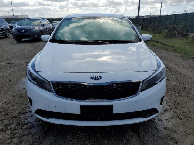 3KPFK4A74HE074015 - 2017 KIA FORTE LX WHITE photo 5