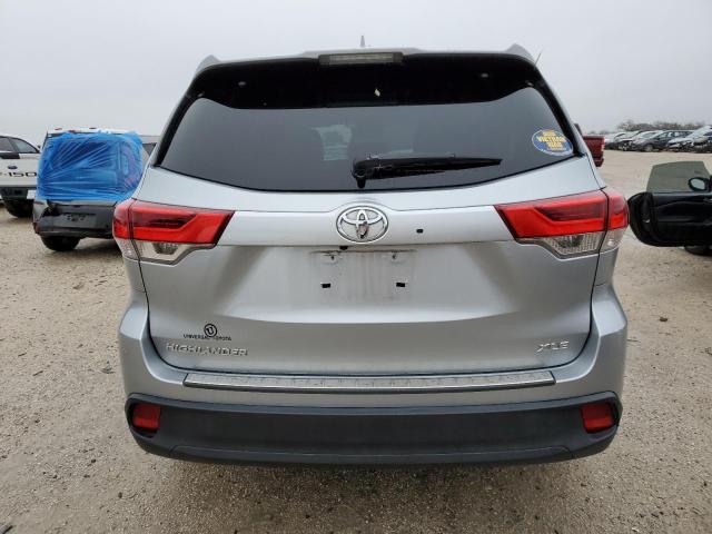 5TDKZRFHXJS269945 - 2018 TOYOTA HIGHLANDER SE SILVER photo 6