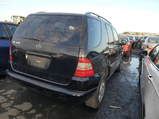 4JGAB54E6YA182032 - 2000 MERCEDES-BENZ ML-CLASS 320 BLACK photo 3