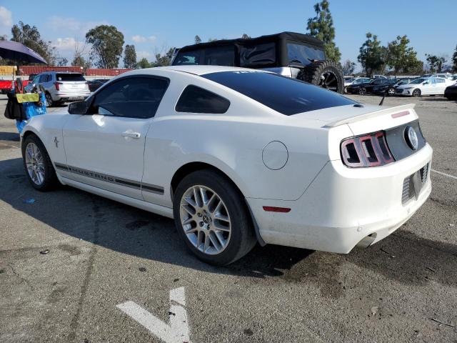 1ZVBP8AM0D5255385 - 2013 FORD MUSTANG WHITE photo 2