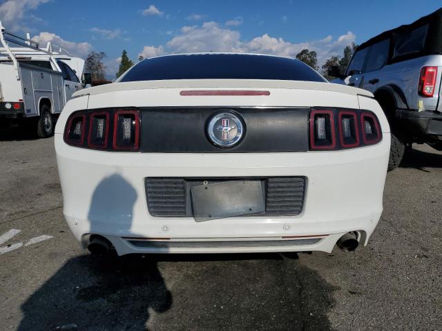1ZVBP8AM0D5255385 - 2013 FORD MUSTANG WHITE photo 6
