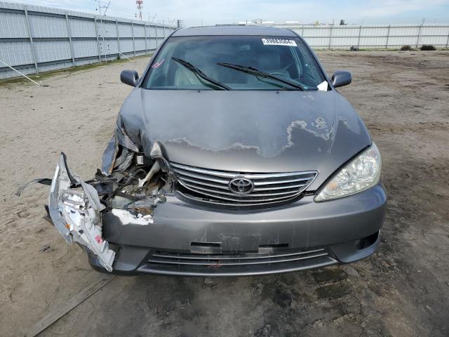 4T1BF32K25U593055 - 2005 TOYOTA CAMRY LE GRAY photo 5