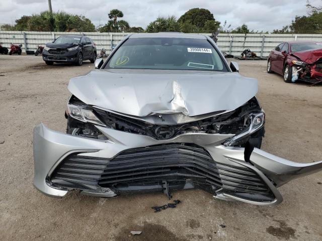 4T1C11AK1MU520167 - 2021 TOYOTA CAMRY LE GRAY photo 5