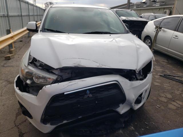 4A4AP3AW2FE047250 - 2015 MITSUBISHI OUTLANDER ES WHITE photo 5