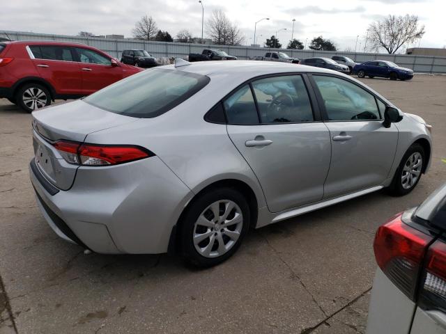 5YFEPMAE1NP369367 - 2022 TOYOTA COROLLA LE SILVER photo 3