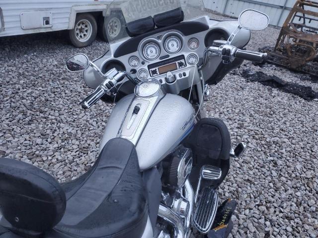 1HD1PR8129Y955865 - 2009 HARLEY-DAVIDSON FLHTCUSE4 SILVER photo 8