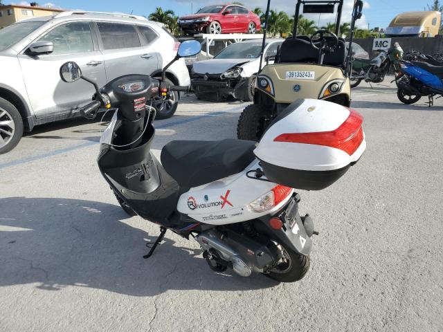 LL0TCAPH3NG012850 - 2022 YNGF SCOOTER WHITE photo 3