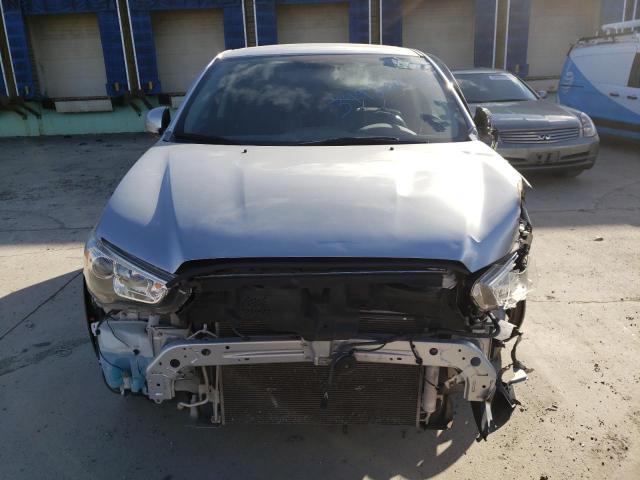 JA4AP3AW7JU015345 - 2018 MITSUBISHI OUTLANDER ES SILVER photo 5