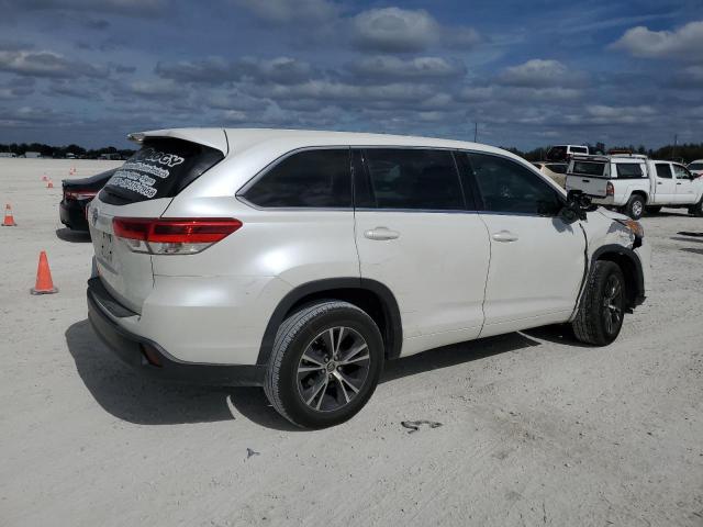 5TDZARFH6JS038823 - 2018 TOYOTA HIGHLANDER LE WHITE photo 3