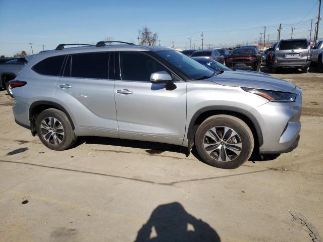 5TDHZRBH3LS519349 - 2020 TOYOTA HIGHLANDER XLE SILVER photo 4