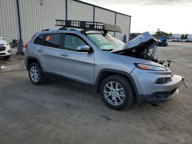 1C4PJLCB3JD566075 - 2018 JEEP CHEROKEE LATITUDE SILVER photo 4