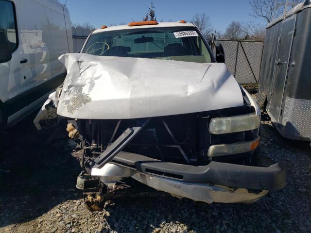 1GBJC33UX2F223677 - 2002 CHEVROLET SILVERADO C3500 WHITE photo 5