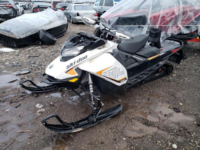 2BPSUFHX4HV000318 - 2017 SKI DOO RENEGADE WHITE photo 2