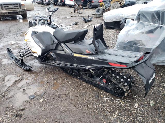 2BPSUFHX4HV000318 - 2017 SKI DOO RENEGADE WHITE photo 3