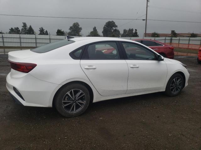 3KPF24AD7PE595265 - 2023 KIA FORTE LX WHITE photo 3