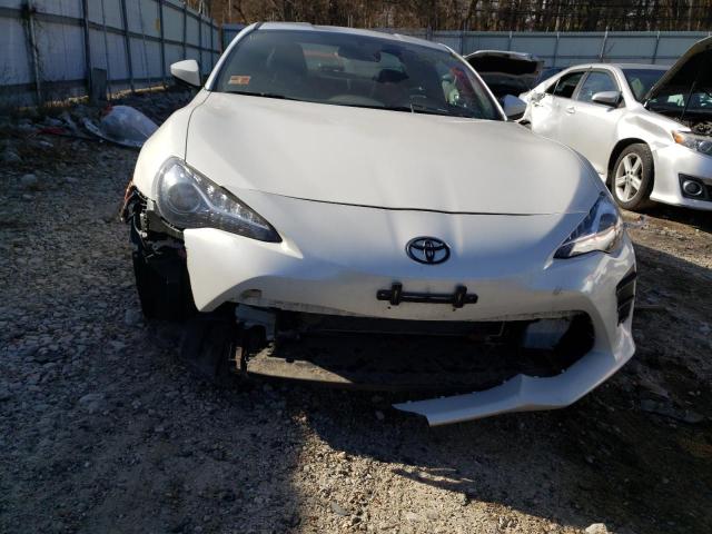 JF1ZNAA12H9701691 - 2017 TOYOTA 86 BASE WHITE photo 5