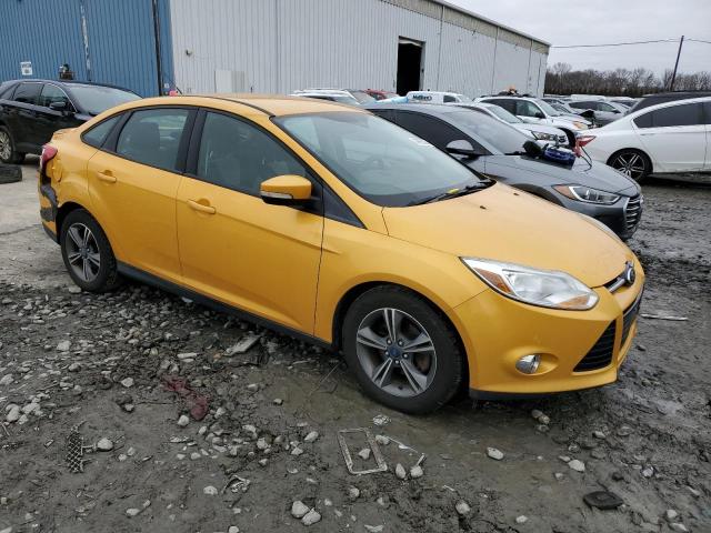 1FAHP3F24CL351365 - 2012 FORD FOCUS SE ORANGE photo 4