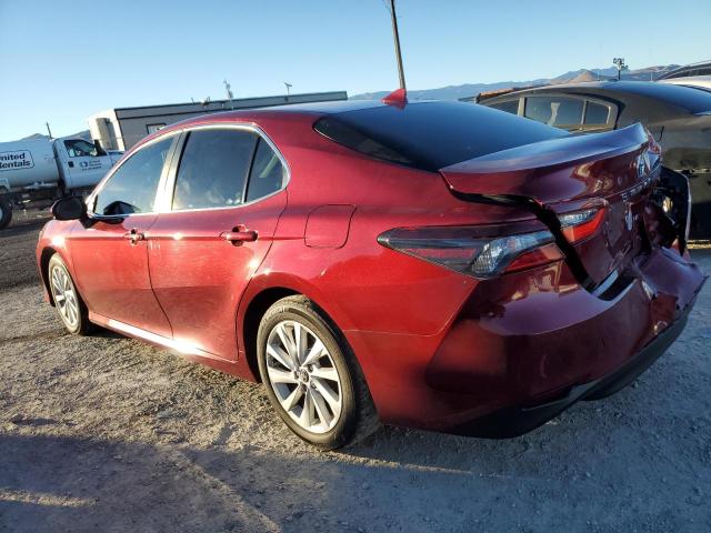 4T1C11AK3NU636732 - 2022 TOYOTA CAMRY LE RED photo 2