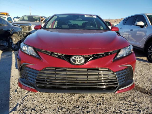 4T1C11AK3NU636732 - 2022 TOYOTA CAMRY LE RED photo 5