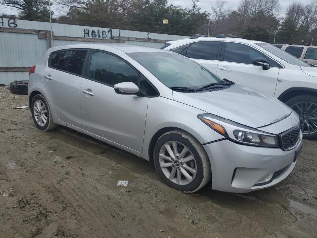 KNAFK5A84H5670765 - 2017 KIA FORTE LX SILVER photo 4